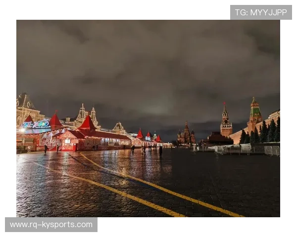 夜幕灯光轮滑表演，城市街头的青春舞台，深夜轮滑